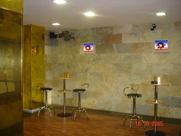Vino y Tapas en Cuarto Izquierda
